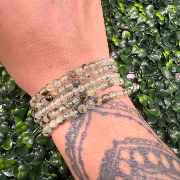 4mm-5mm Prehnite w/ Epidote Beaded Bracelet - Picture 4 of 5